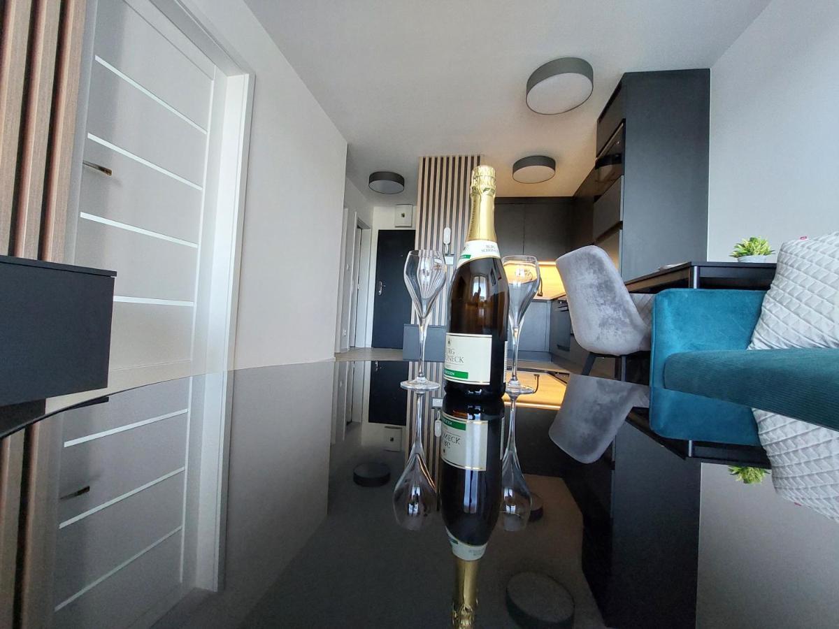 Apartman Centrum S Parkovanim โกชิเซ ภายนอก รูปภาพ